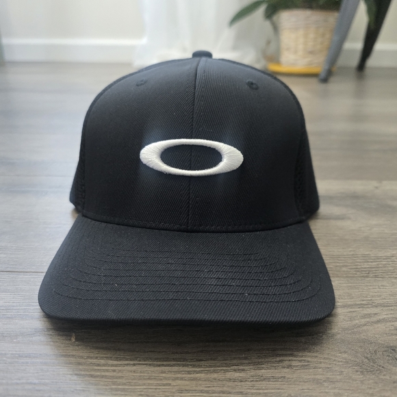 Oakley Other - Oakley Flexfit Hat Small/Medium Black White
